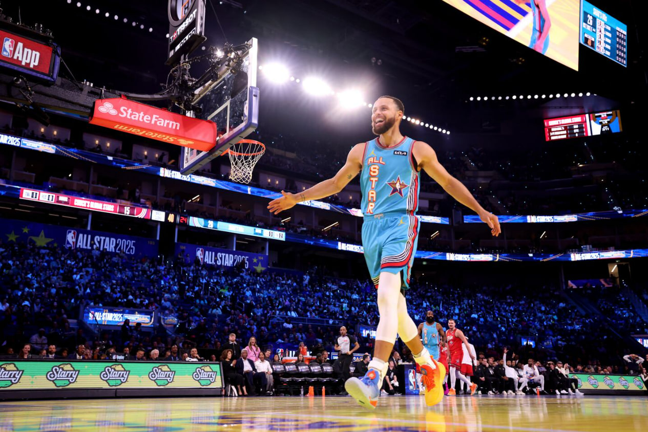 Ilustrasi pemain NBA melakukan dunk dalam pertandingan intens di arena penuh penonton