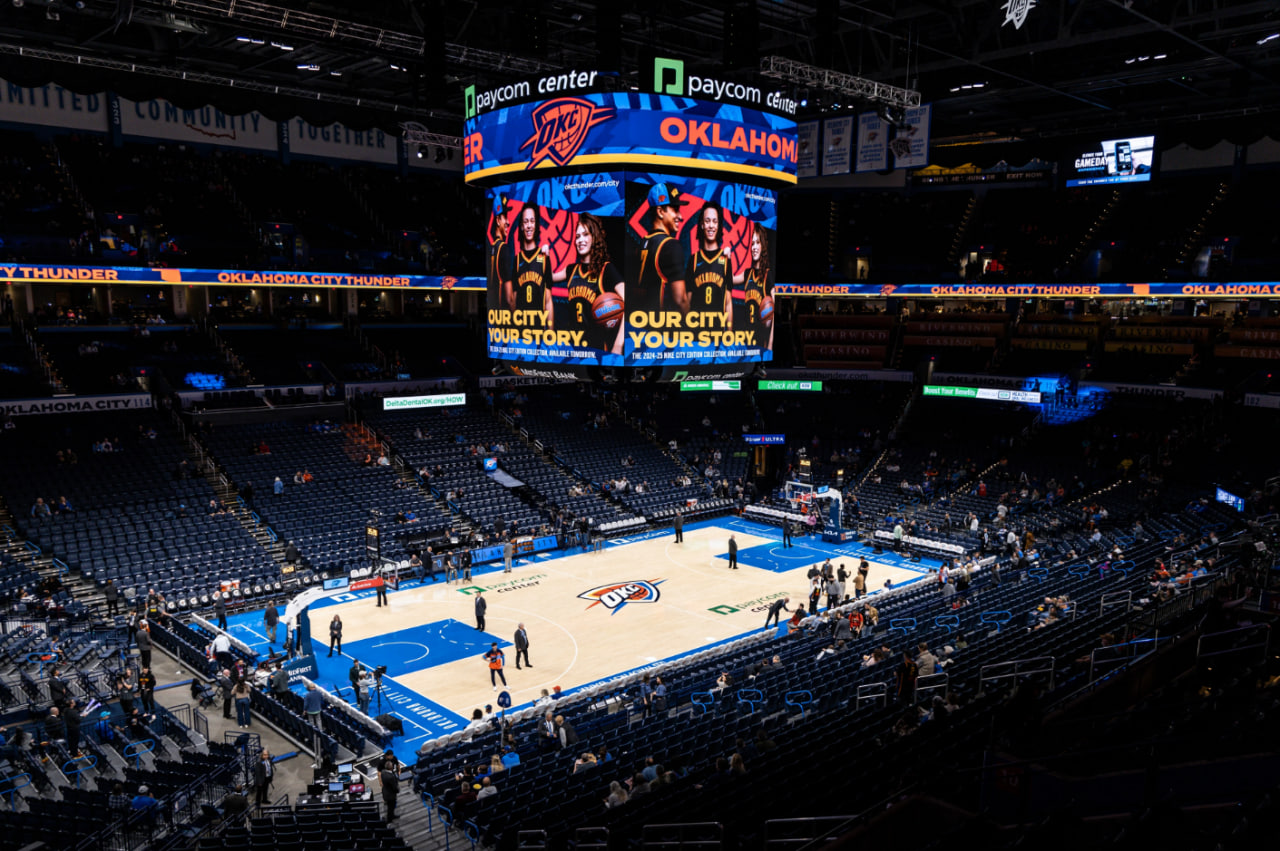 Ilustrasi pertandingan Playoff NBA 2025 dengan suasana intens di arena penuh penonton