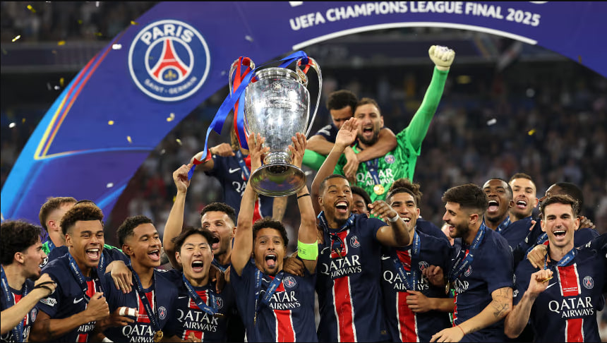 Ilustrasi tim sepak bola mengangkat trofi Liga Champions 2026 di stadion malam hari